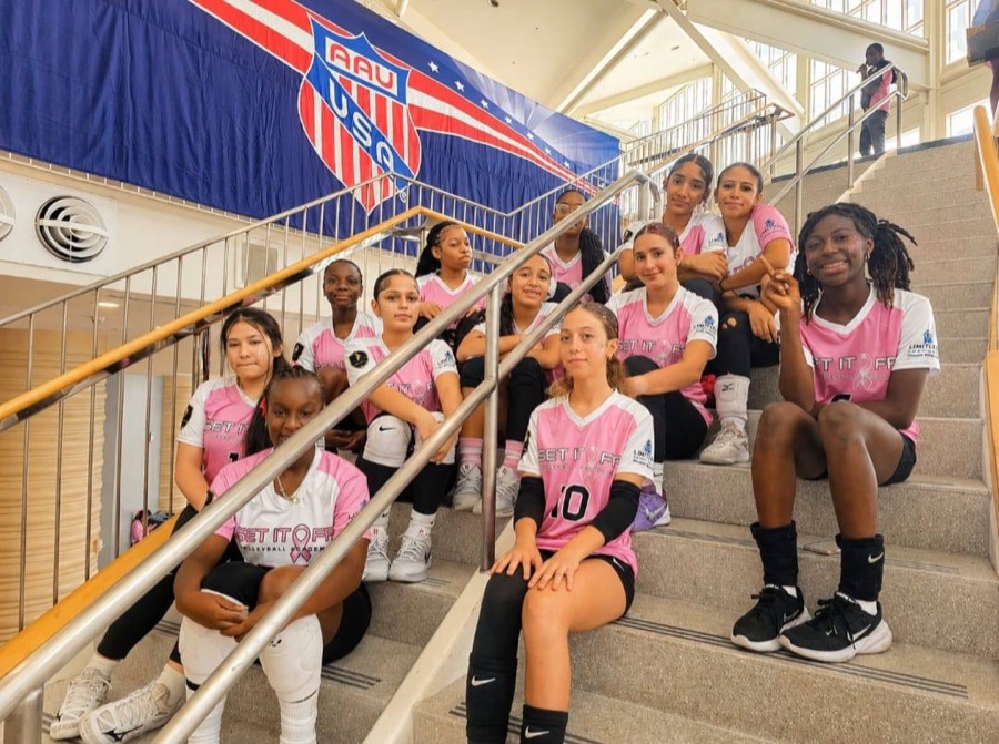 Set It Off 13U team photo at AAU Nationals.